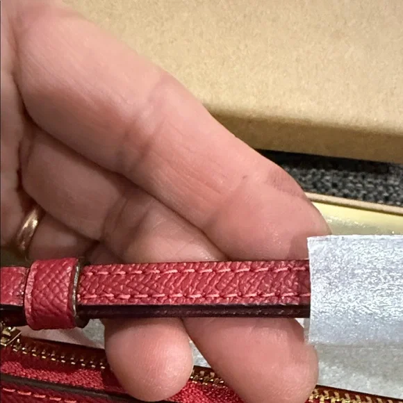 💥Coach Red Leather Wristlet Pouch with Gold Logo - Picture 5 of 8